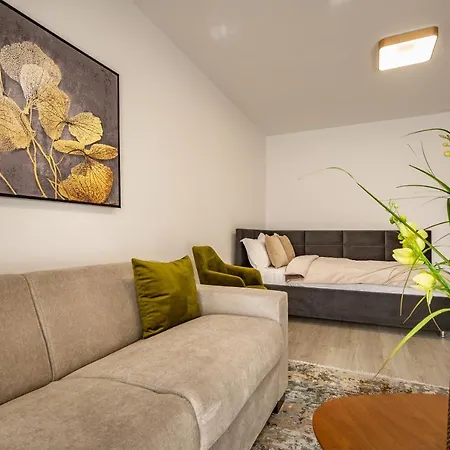 Urban Plaza Alpine Escape With Free Parking, Balcony, Washer & Dryer *