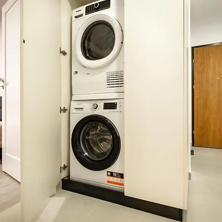 Urban Plaza Alpine Escape With Free Parking, Balcony, Washer & Dryer *