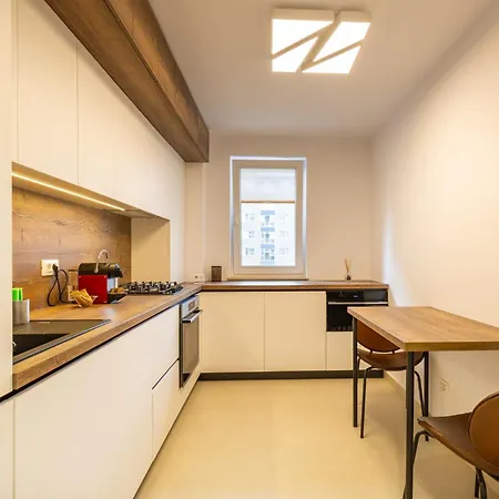 Urban Plaza Alpine Escape With Free Parking, Balcony, Washer & Dryer Appartamento Braşov