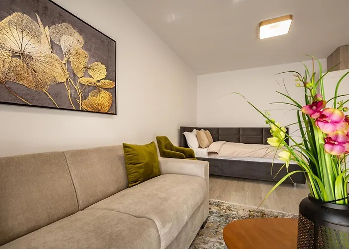 Urban Plaza Alpine Escape With Free Parking, Balcony, Washer & Dryer *