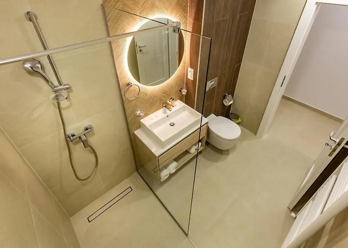 Urban Plaza Alpine Escape With Free Parking, Balcony, Washer & Dryer * Brasov