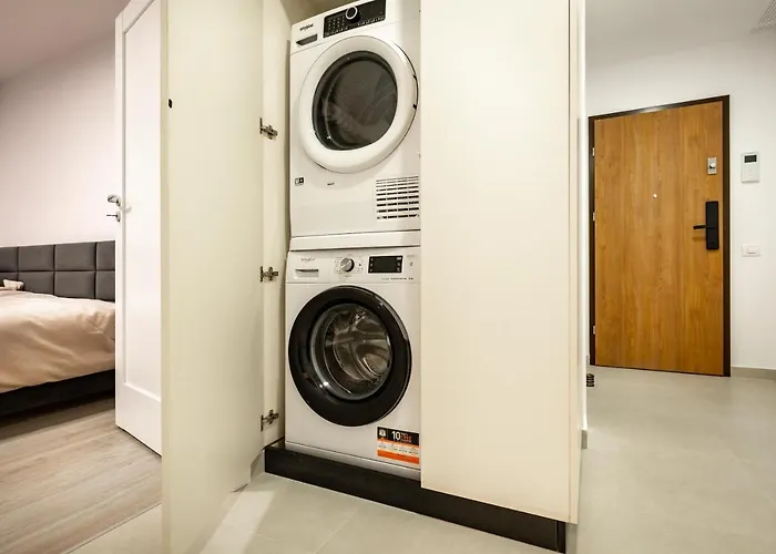 Urban Plaza Alpine Escape With Free Parking, Balcony, Washer & Dryer *