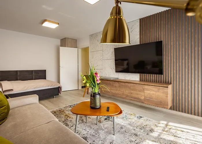 Urban Plaza Alpine Escape With Free Parking, Balcony, Washer & Dryer * Brasov