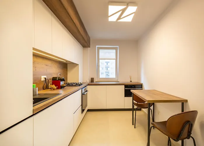 Urban Plaza Alpine Escape With Free Parking, Balcony, Washer & Dryer Apartment Brasov